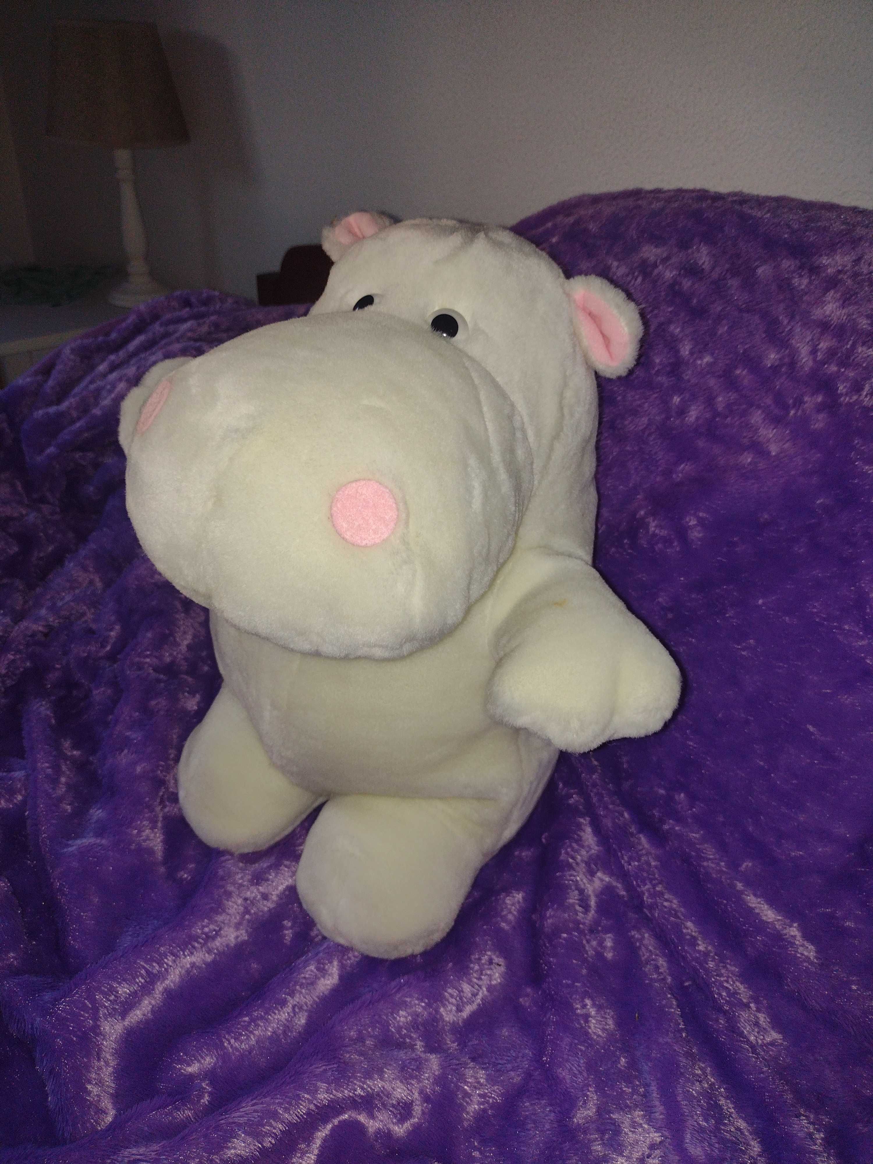 Hipopótamo em peluche branco