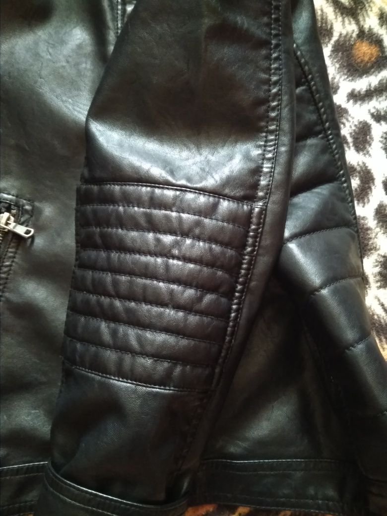 Крутая куртка из кожзама H&M на 8-10 лет.