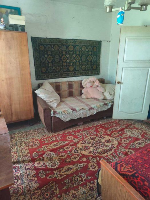 Продам цегляну окрему половину будинку в Золочеві під ваш ремонт.