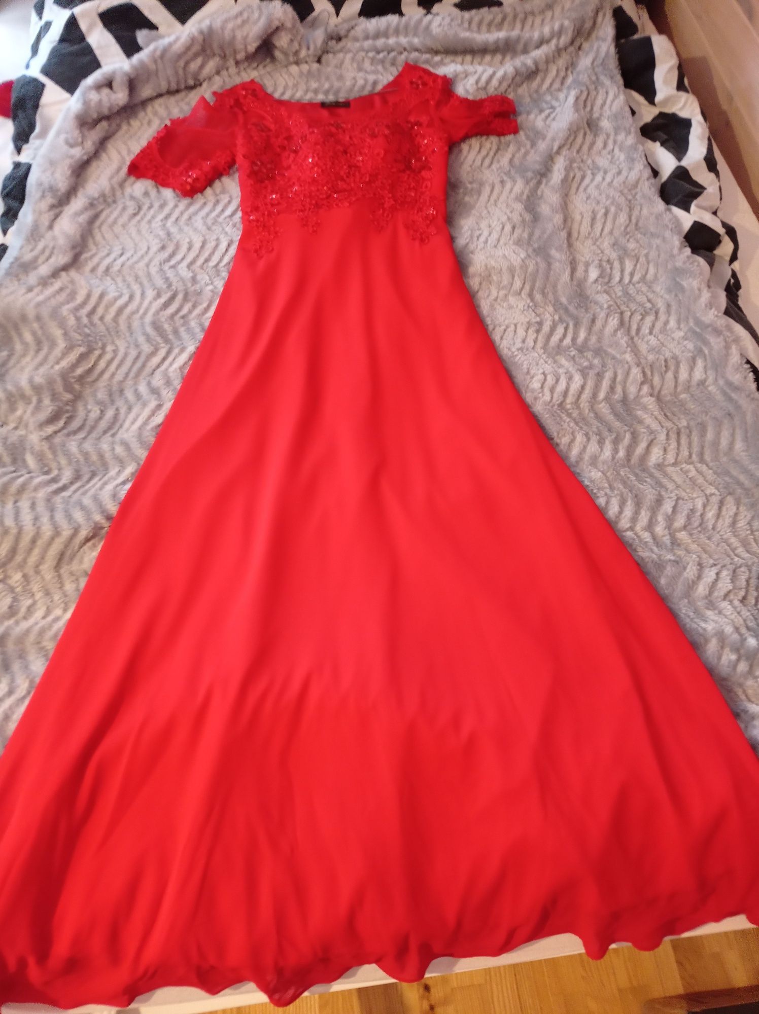 Elegancka długa czerwona sukienka