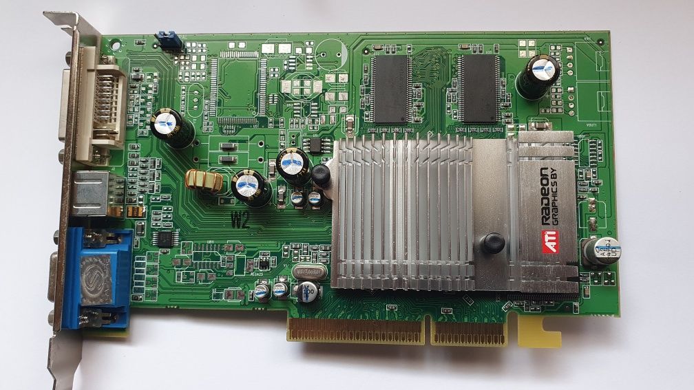 ATI RADEON 9600. 256MB DDR AGP 8X Super Stan Retro.
