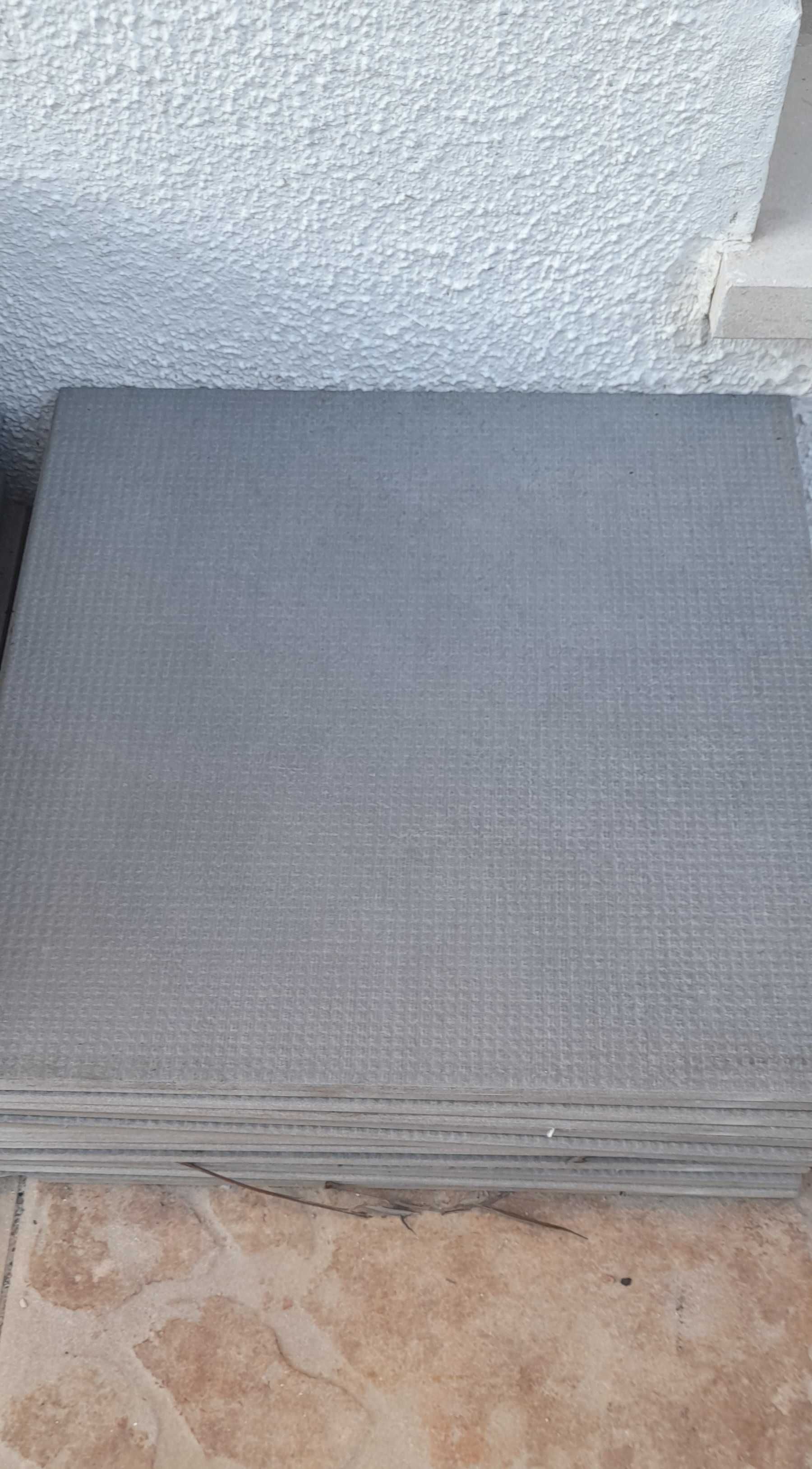 Mosaicos rugosos cinza claro e cinza mais escuro 33x33cm