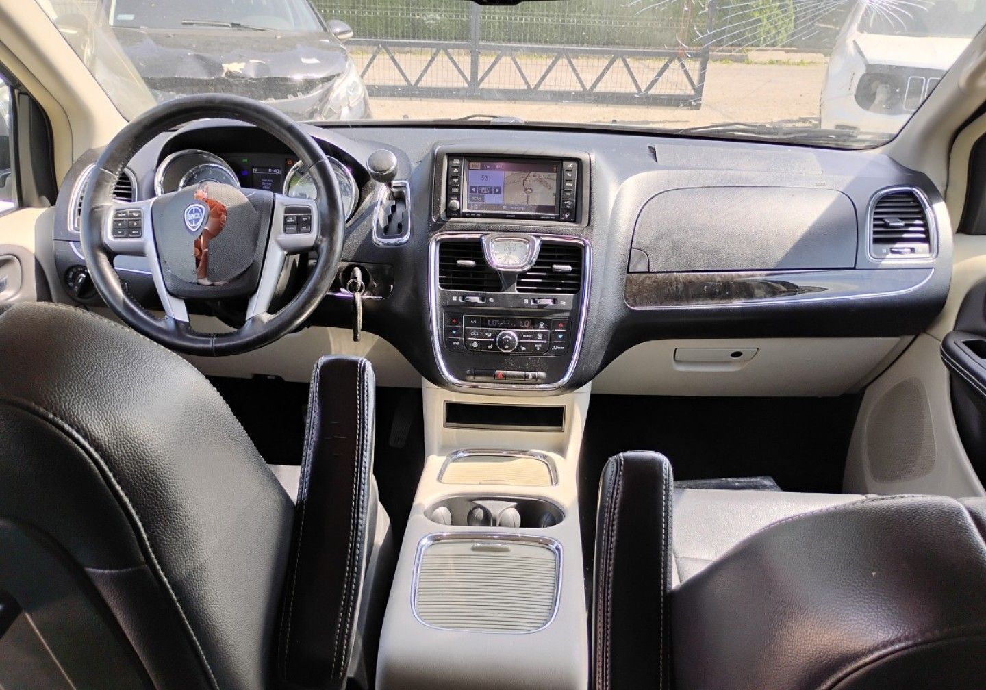 Lancia Voyager 11/2012r, Salonowa 2.8 Diesel. AUTOMAT, Uszkodzony lewy przód. Jeździ.