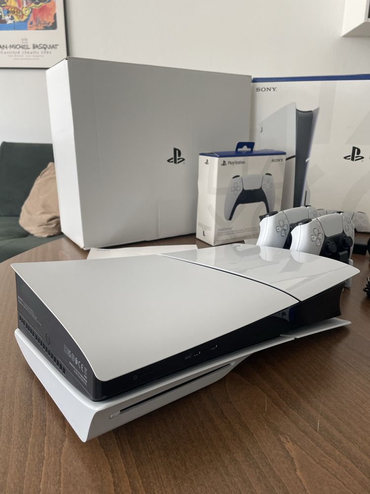 PS5 1TB z napedęm + dwa pady + stacja ladująca + EA24