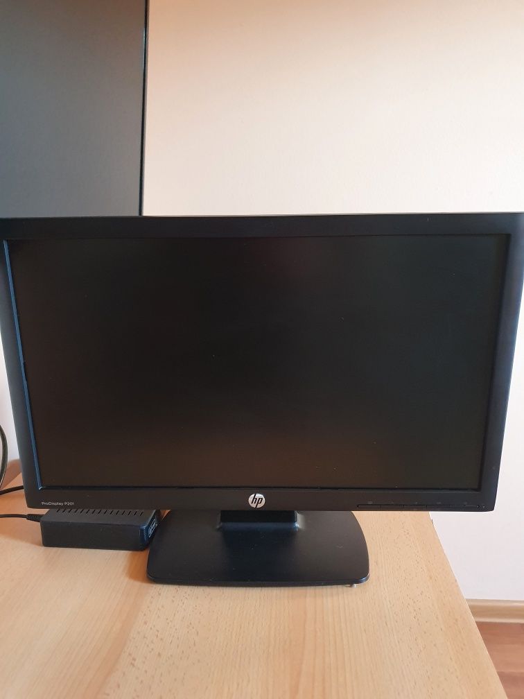 Komputer stacjonarny + monitor myszka klawiatura