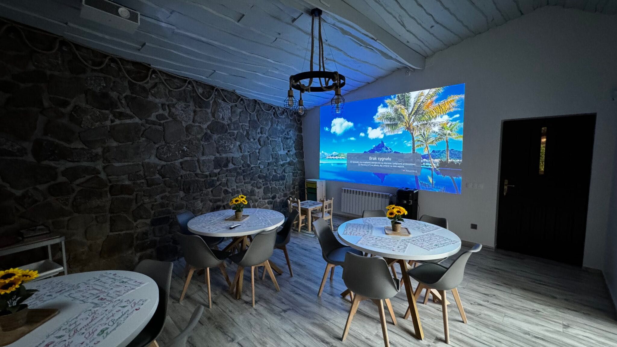 Sala imprezowa ZaGrodek Pizza i SPA – idealna na Twoje wydarzenie