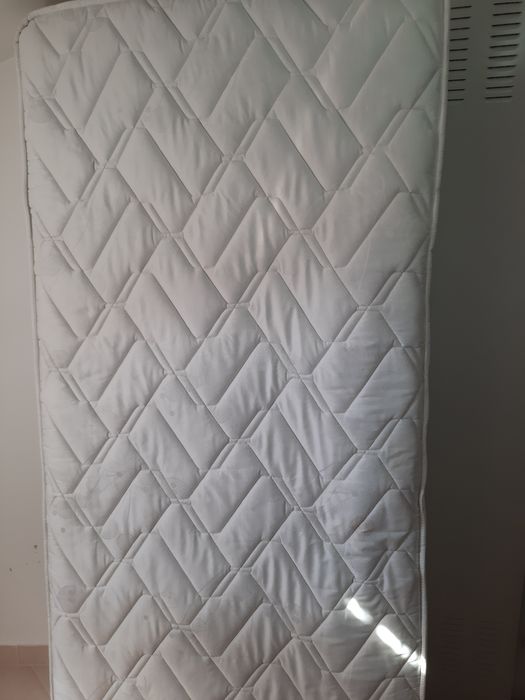 Cama de solteiro com estrado e colchão