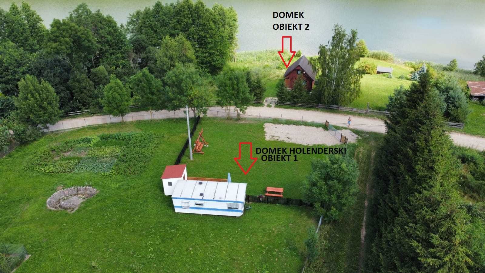 Domek z linią brzegową jeziora Dworackie. Mazury