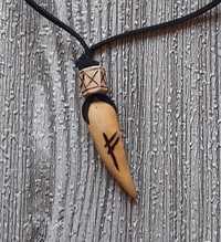Naszyjnik wisiorek słowiański drewniany dębowy kieł runa Fehu