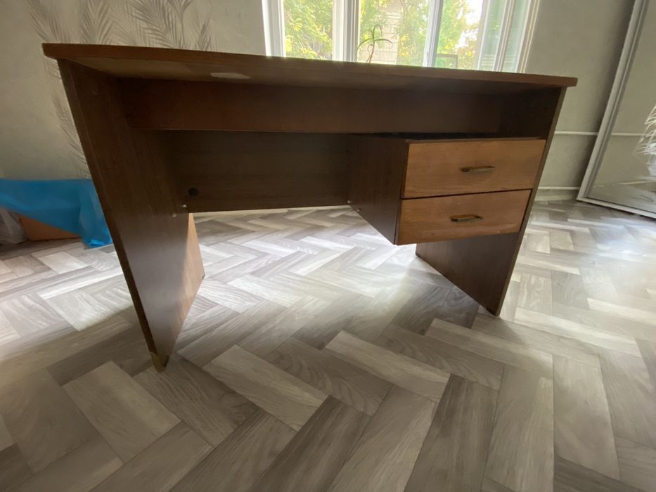 Письменный стол .