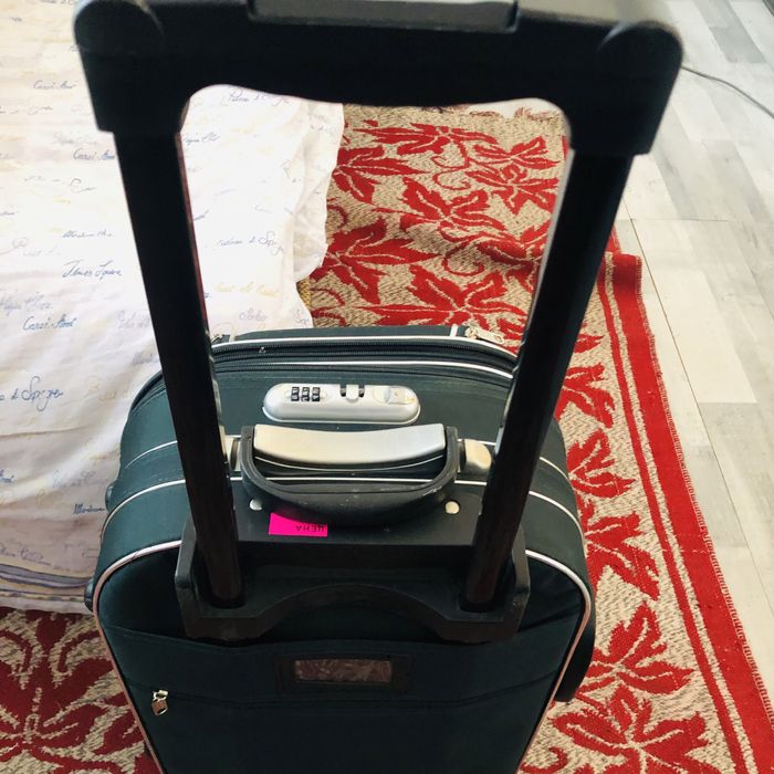 Валіза………………………..