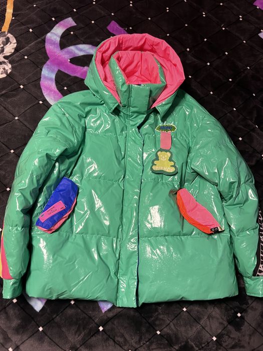 Яркая куртку на холодную осень теплую зиму