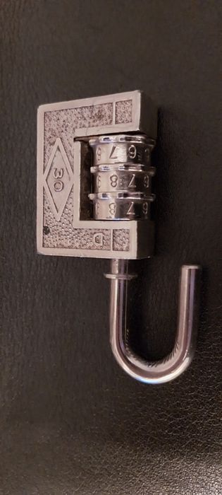 Cadeado antigo. Funciona sem chave. Em aço