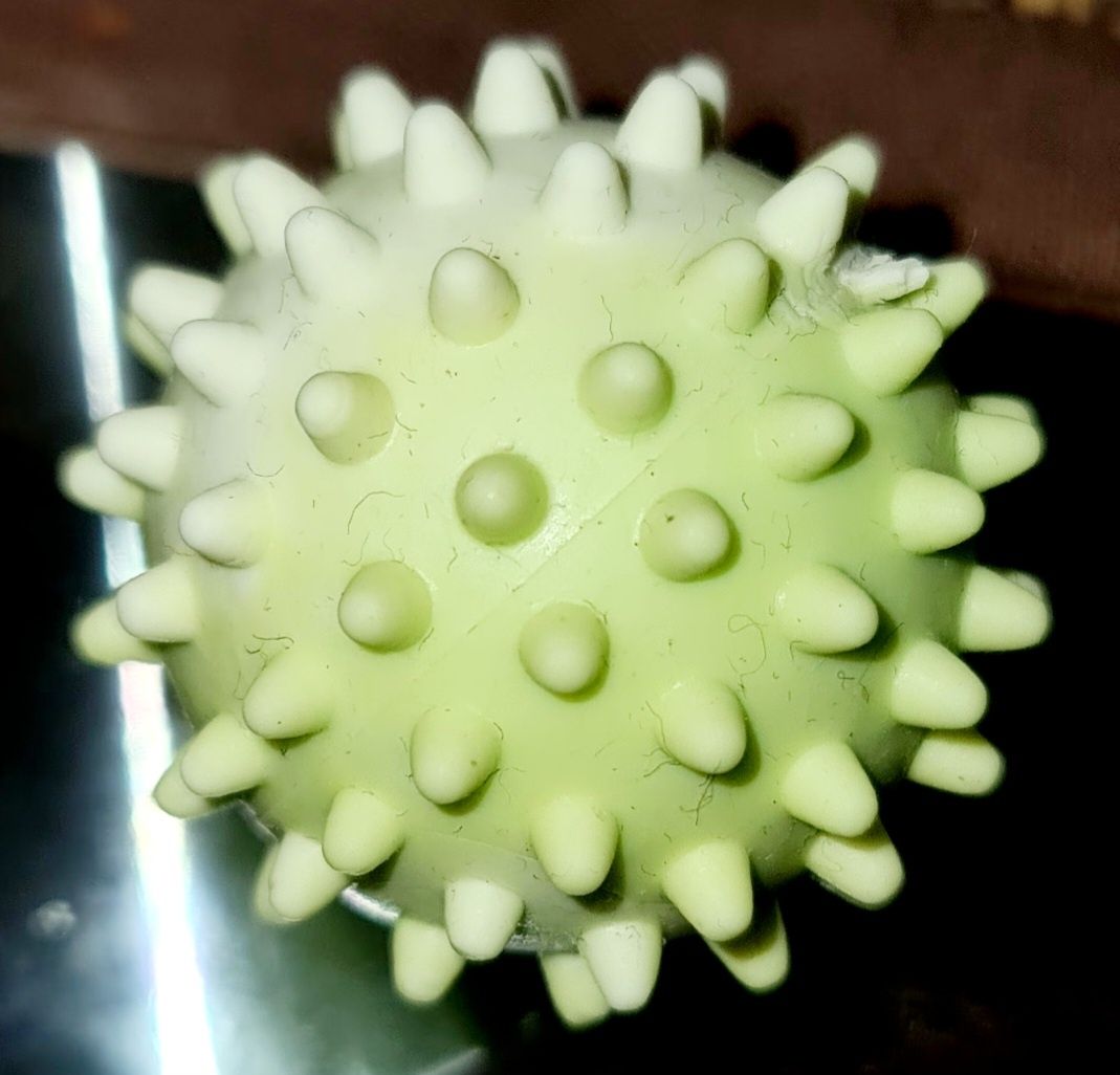 Zielona twarda gumowa piłeczka