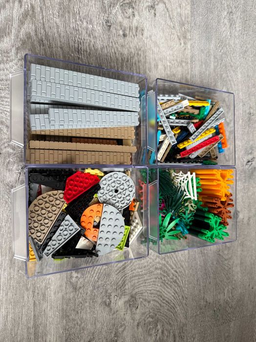 Organizer z szufladkami wypełniony oryginalnymi elementami LEGO