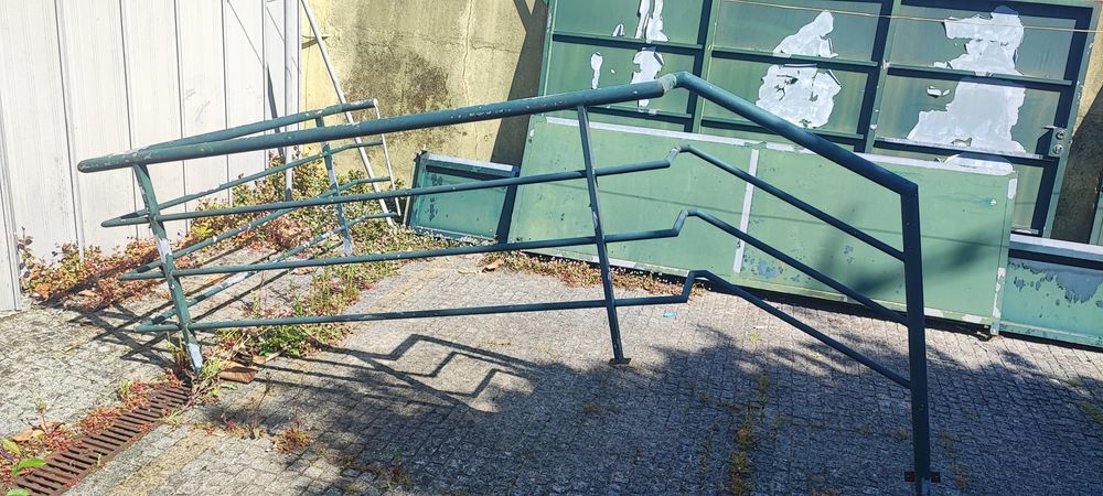 Portão de correr  e  grades em chapa - ferro galvanizado