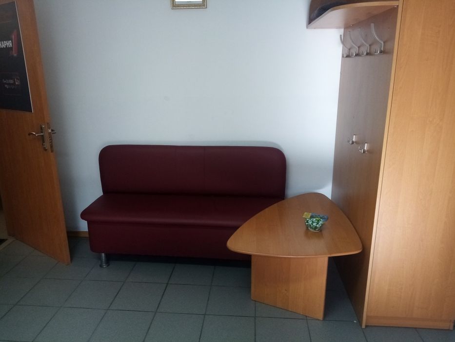 Здається місце для перукаря та манікюрний стіл