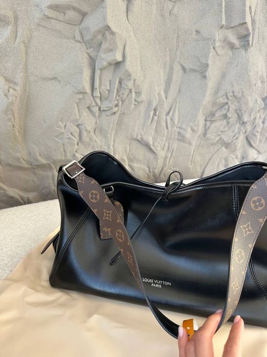 Женская кожаная сумка Louis Vuitton Shopper