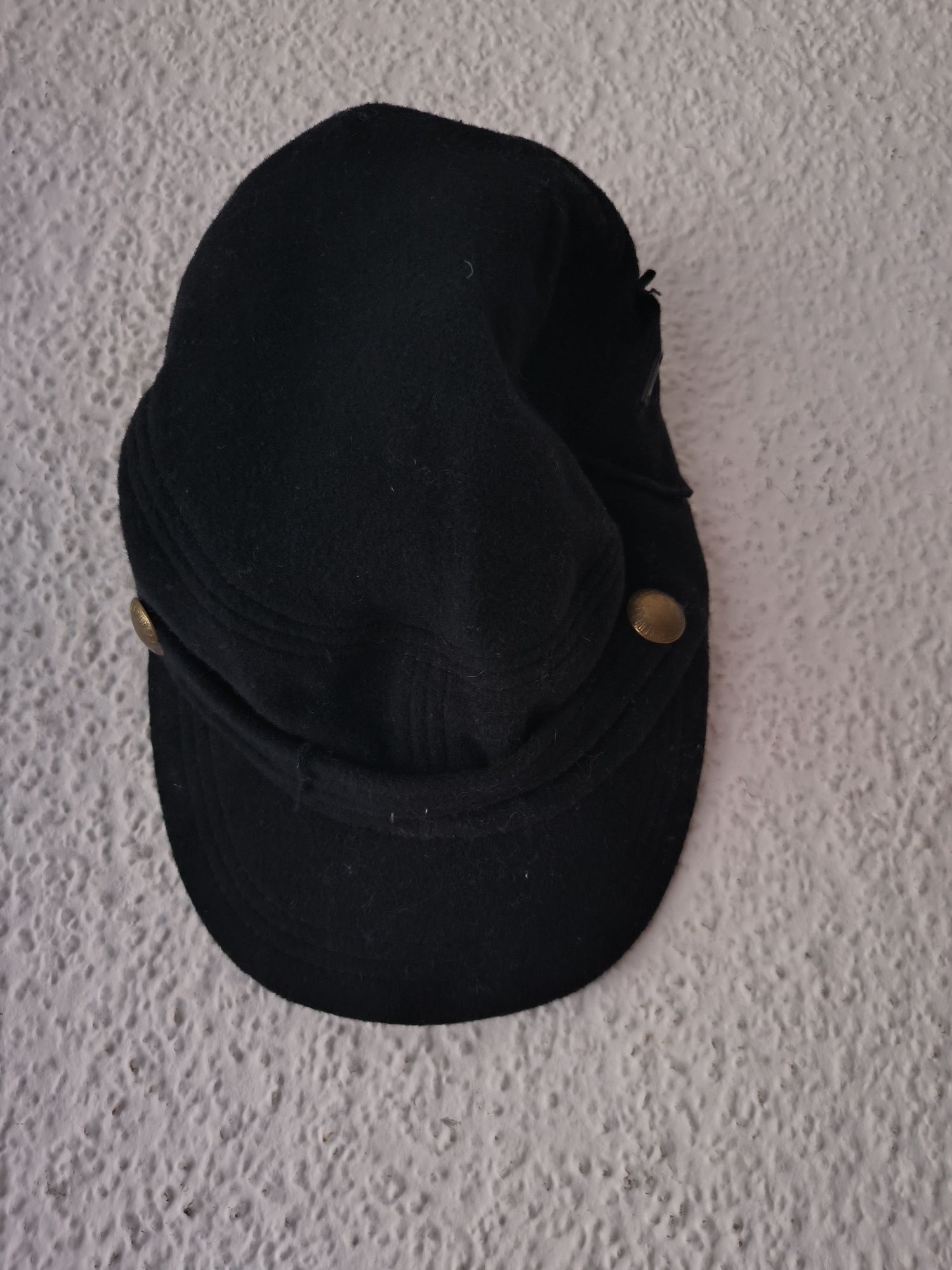 Simple czarna wełniana czapka z daszkiem wełna L kaszkiet