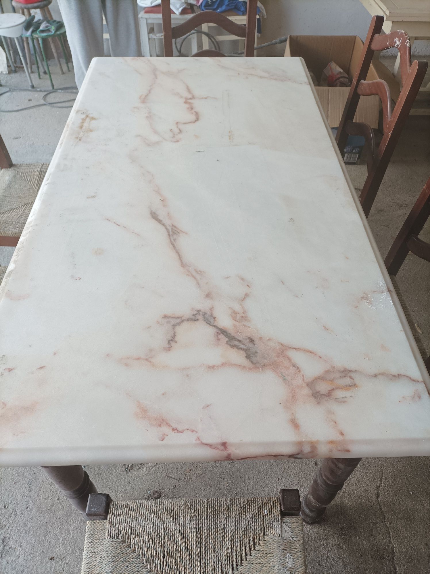 Mesa com tampo em mármore e seis cadeiras