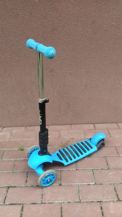 Hulajnoga niebieska trójkołowa dla dziewczynki lub chłopczyka