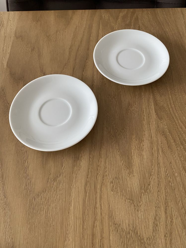 Białe małe spodki do filiżanek porcelana 2 szt