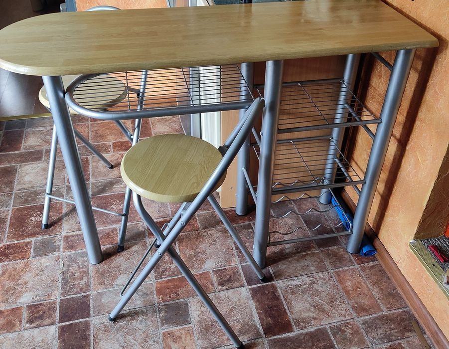 Barek kuchenny z dwoma krzesłami