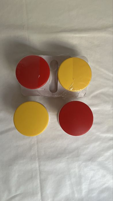 Conjunto 4 cabides IKEA vermelho e amarelo