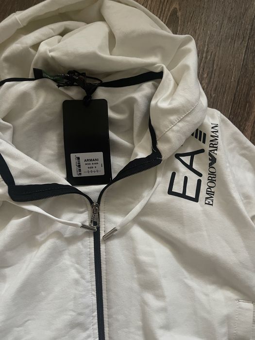 Шикарний молочний костюм Armani! S!
