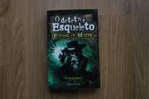Livro "Detetive Esqueleto Espiral de Morte"