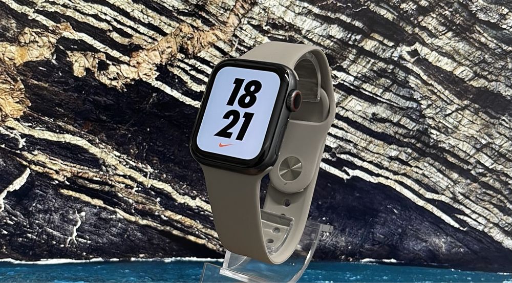 Apple Watch  Series 4 Space Grey 40 mm LTE GPS / 82%