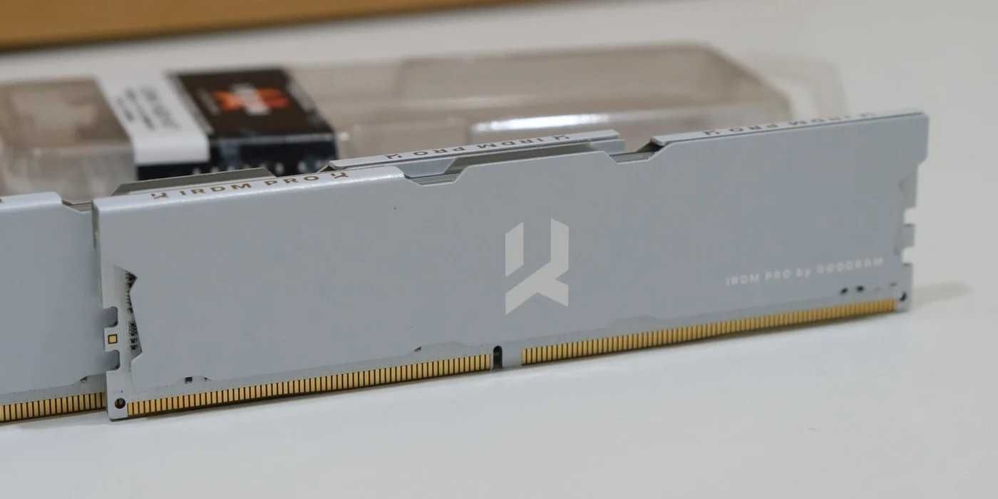ОЗУ RAM Goodram IRDM PRO White DDR4-4000 IRP-W4000D4V64L18S/16GDC