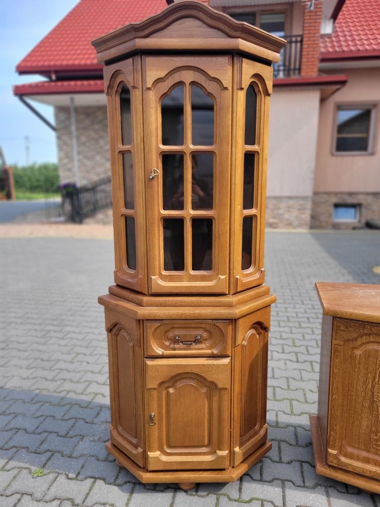 Sprzedam stół dębowy z krzesłami i szafkami