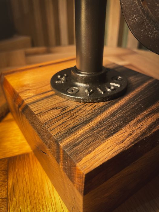 Lampka loft z wieszakiem na sluchawki