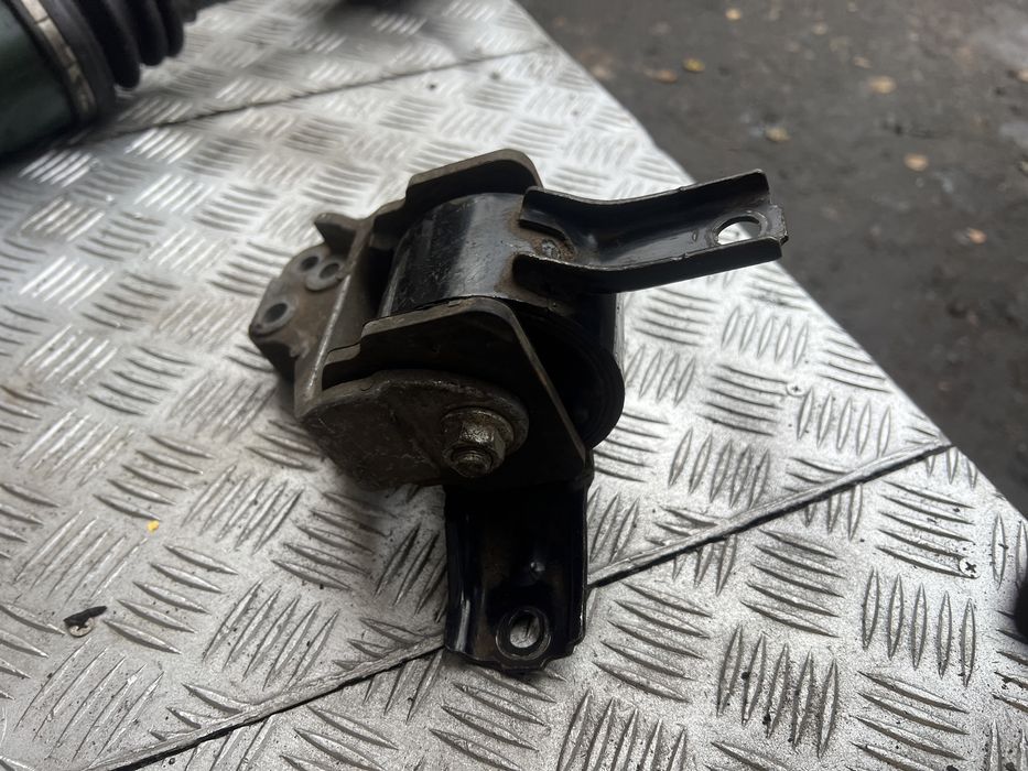 Подушка двигателя мотора коробки лансер 10 lanser x обьем 2.0 1.6 1.5