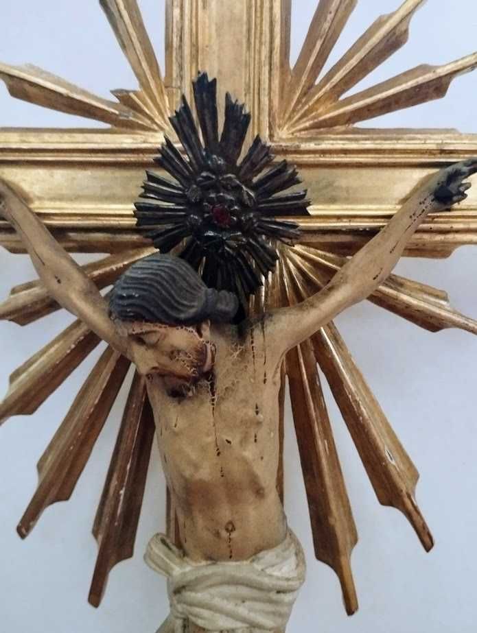 Cristo em madeira com resplendor em prata e rubi