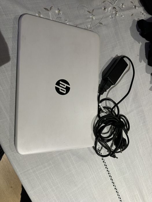 Computador HP com impressora e rato HP