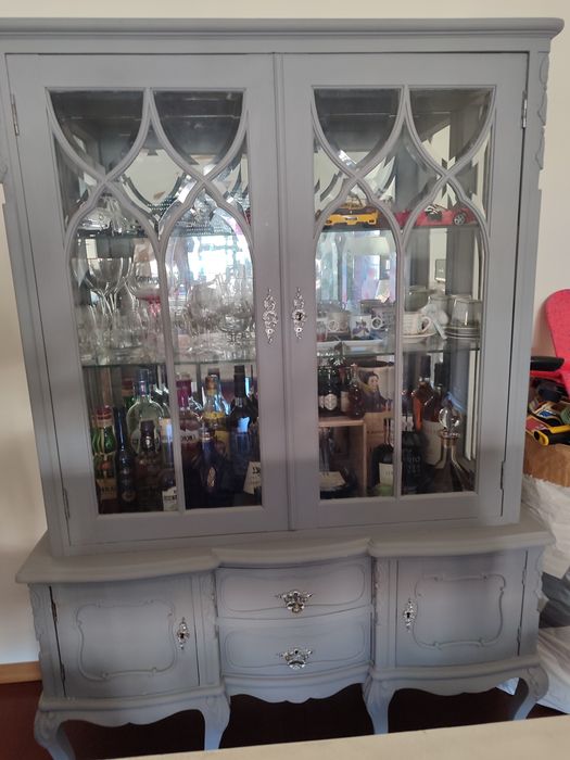 Cristaleira estilo Queen Anne