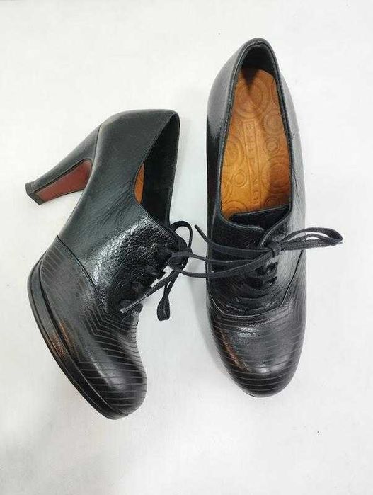 Chie mihara шкіряні ботильйони туфлі черевики чорні полоска на шнурках