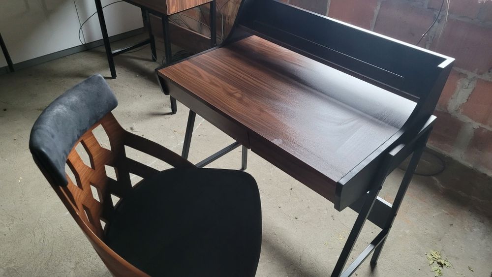 Mebel ciemny orzech na stelażu czarnym