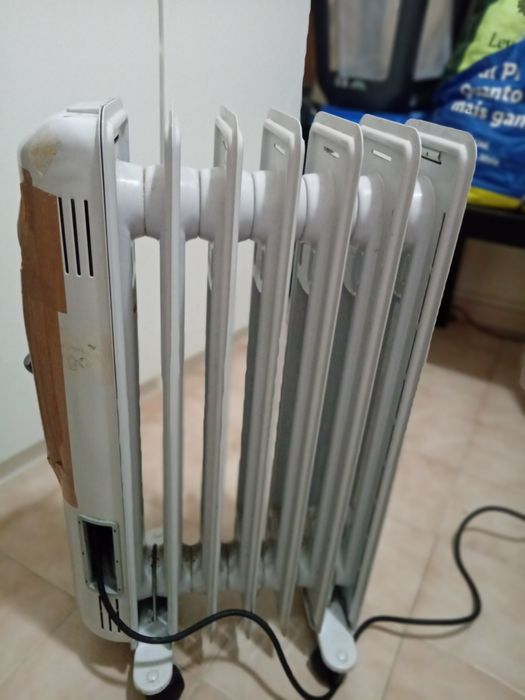 Aquecedor a óleo de 6 elementos e a funcionar muito bem.
