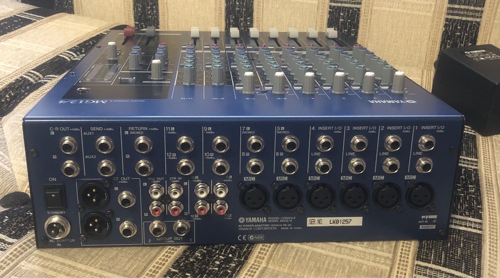Продам 12-ти канальний мікшерний пульт Yamaha MG12/4.