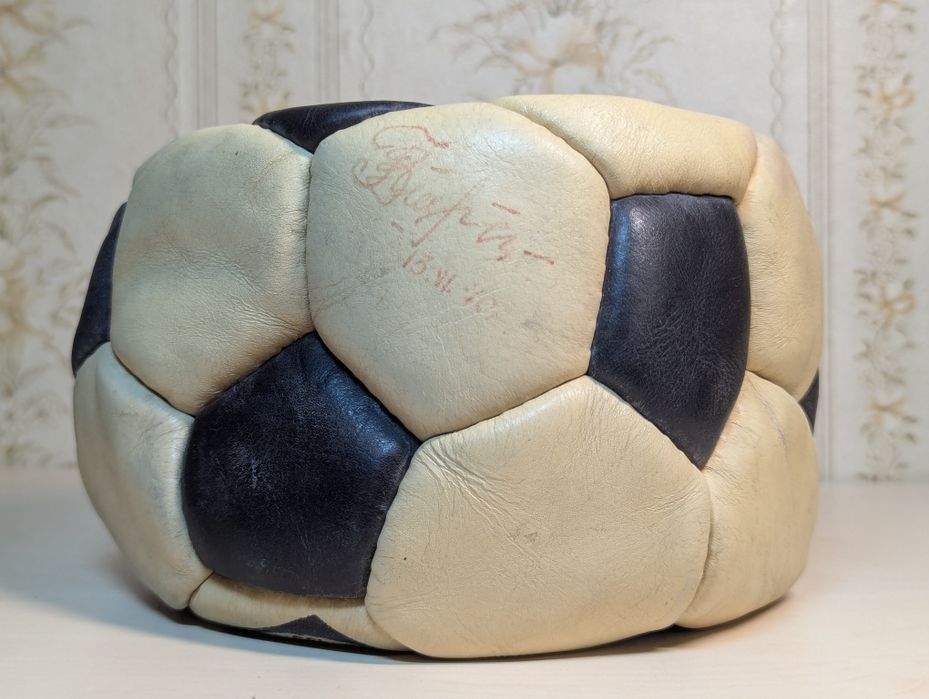 Футбольний м'яч з автографами 1970 року