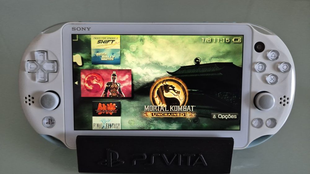 Ps vita slim com jogos instalados.