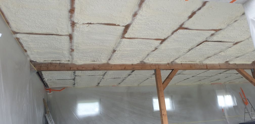 Izolacja pianą dachy stropy poddasza ocieplanie piana PUR