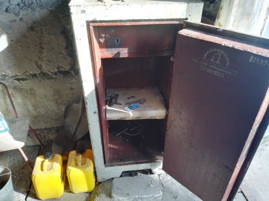 Продается сейфсоветского образца,годов 80х