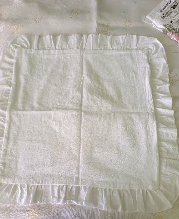 Poszewka z falbaną haftowana  czerwone piwonie 45 x 45