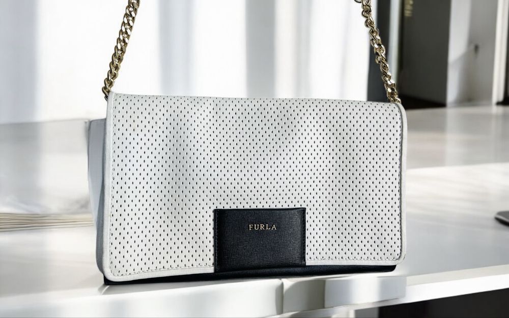 Furla Torebka skórzana zamsz zamszowa skóra biała pasek złoty łańcusze