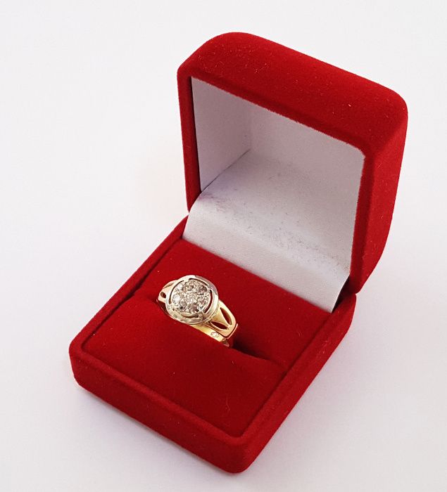 Złoty pierścionek zdobiony diamentami WARMET po 1963 roku