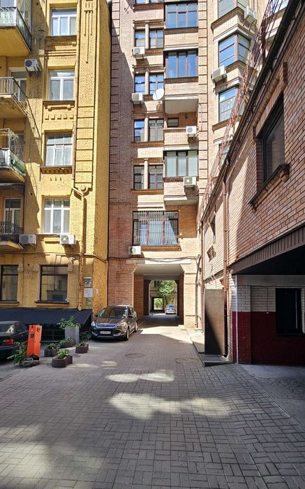 Гончара,28. Приміщення 42кв.м. під студію танцю або спортивну секцію.